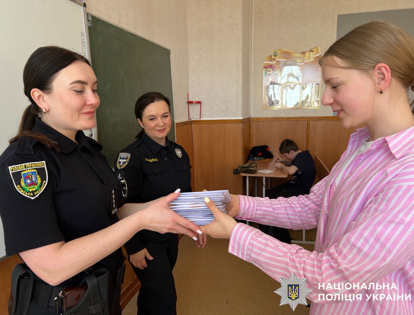 На фото зображена поліцейська та капелан, які отримують багато листів від діток