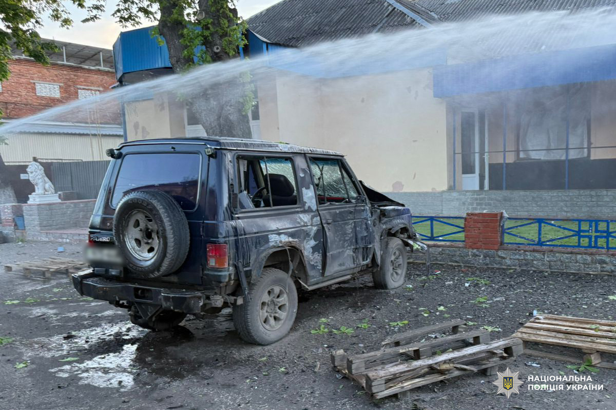 На Харківщині поліцейські задокументували наслідки воєнних злочинів, через які постраждала людина