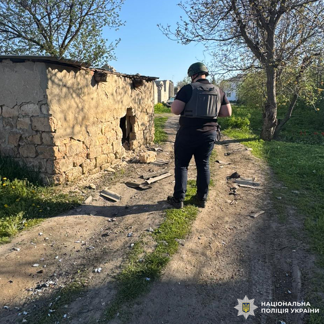 На Харківщині поліцейські задокументували наслідки воєнних злочинів, через які постраждала людина
