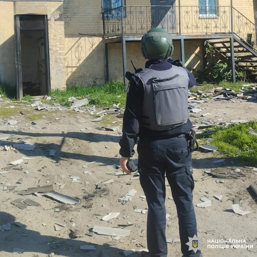 На Харківщині поліцейські задокументували наслідки воєнних злочинів, через які постраждала людина