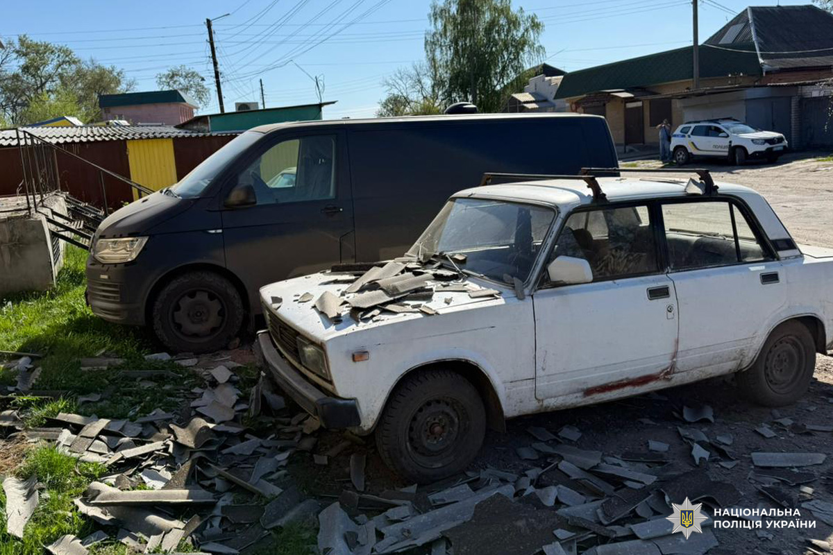 На Харківщині поліцейські задокументували наслідки воєнних злочинів, через які постраждала людина