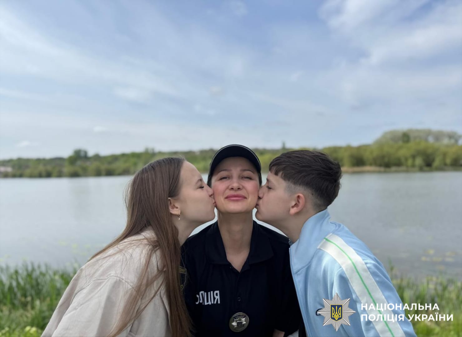 На фотографії зображено лейтенант поліції Заріна Кляп, яка поєднує непросту службу в поліції Київщини із найвідповідальнішою місією — бути мамою.