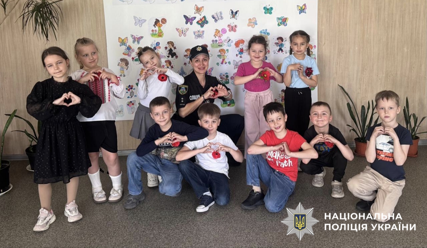 На фотографії зображено лейтенант поліції Заріна Кляп, яка поєднує непросту службу в поліції Київщини із найвідповідальнішою місією — бути мамою.