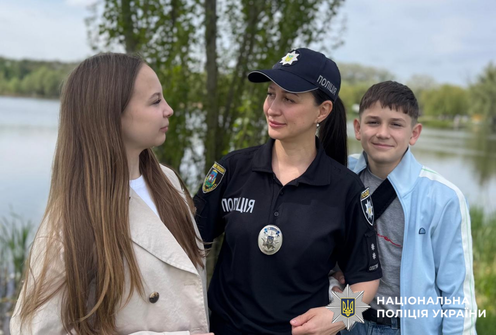 На фотографії зображено лейтенант поліції Заріна Кляп, яка поєднує непросту службу в поліції Київщини із найвідповідальнішою місією — бути мамою.