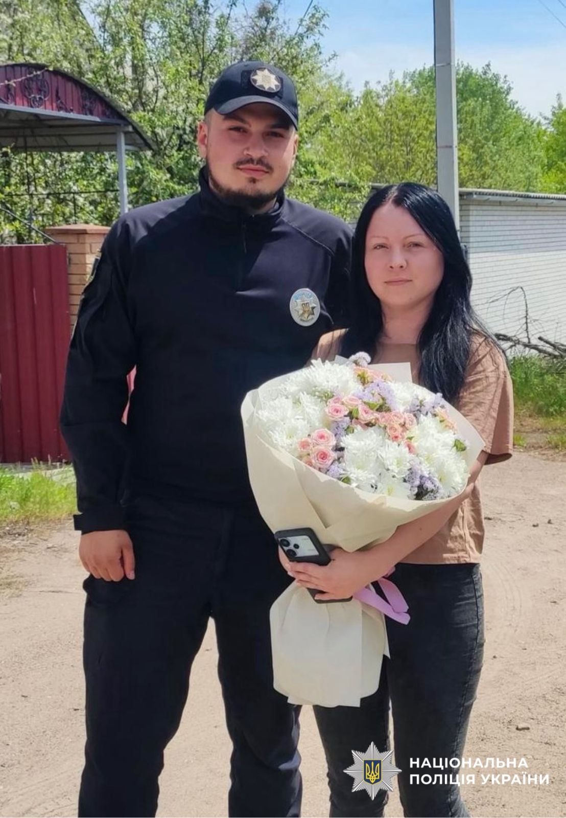 На фотографії зображено поліцейських Київщини, які відвідали матерів та родини загиблих і безвісти зниклих правоохоронців.