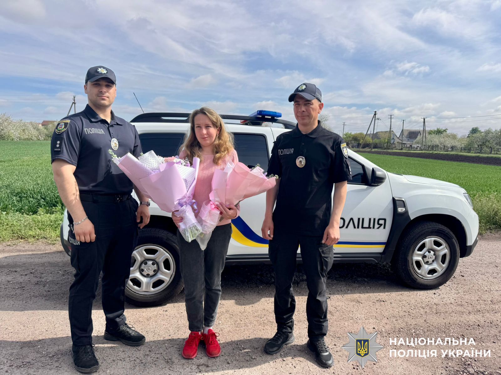 На фотографії зображено поліцейських Київщини, які відвідали матерів та родини загиблих і безвісти зниклих правоохоронців.