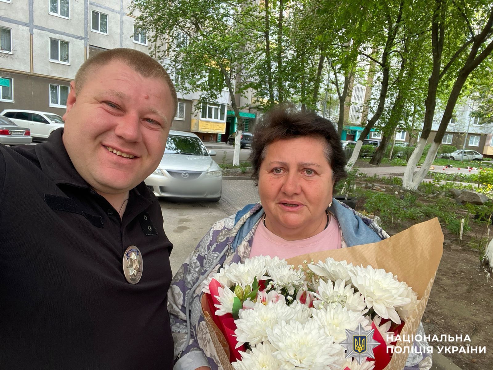 На фотографії зображено поліцейських Київщини, які відвідали матерів та родини загиблих і безвісти зниклих правоохоронців.