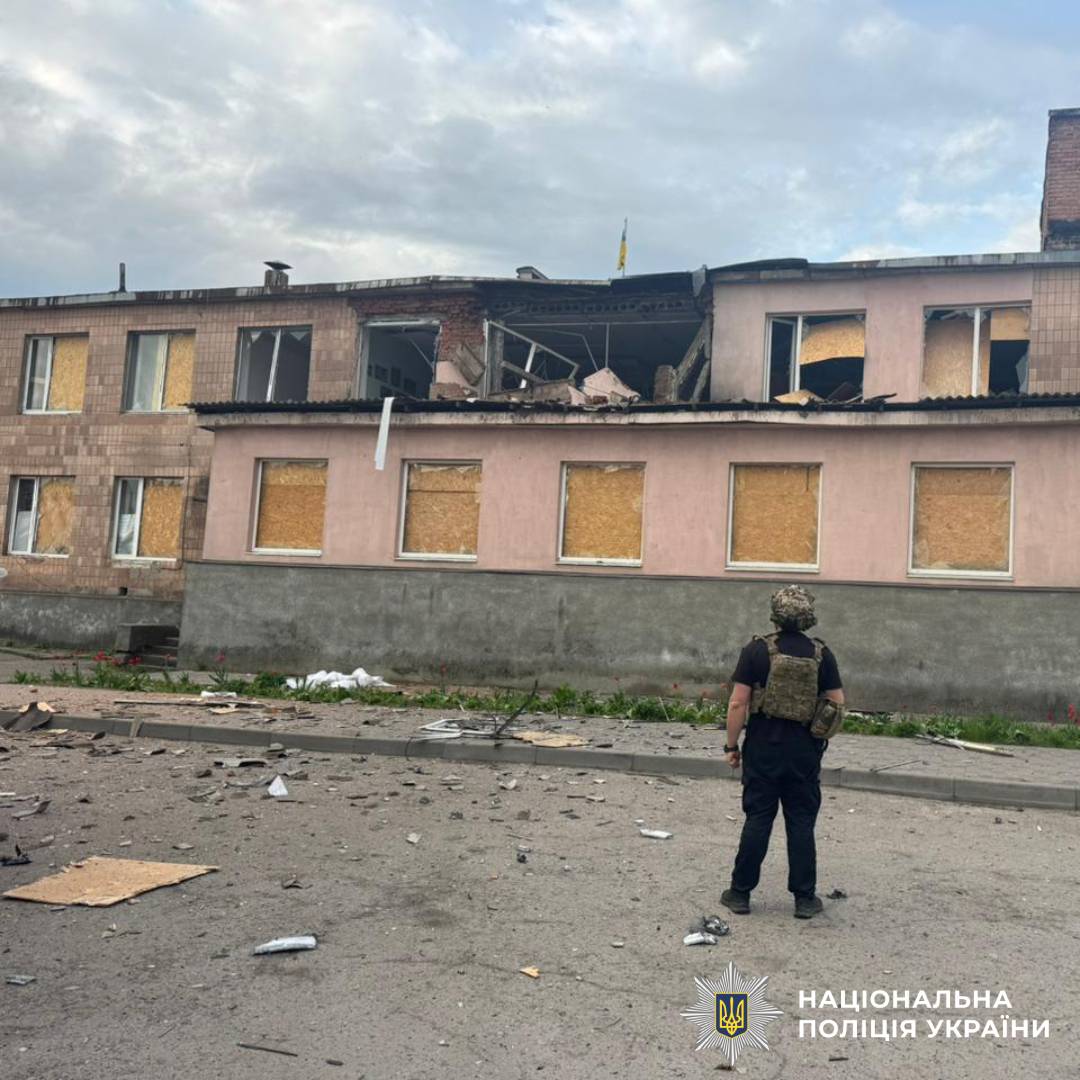 На фото зображено наслідки ворожого обстрілу