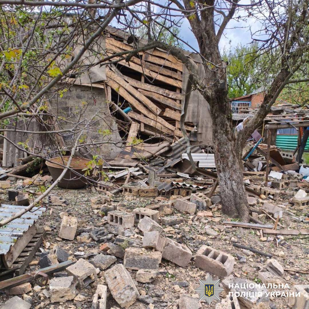 На фото зображено наслідки ворожого обстрілу
