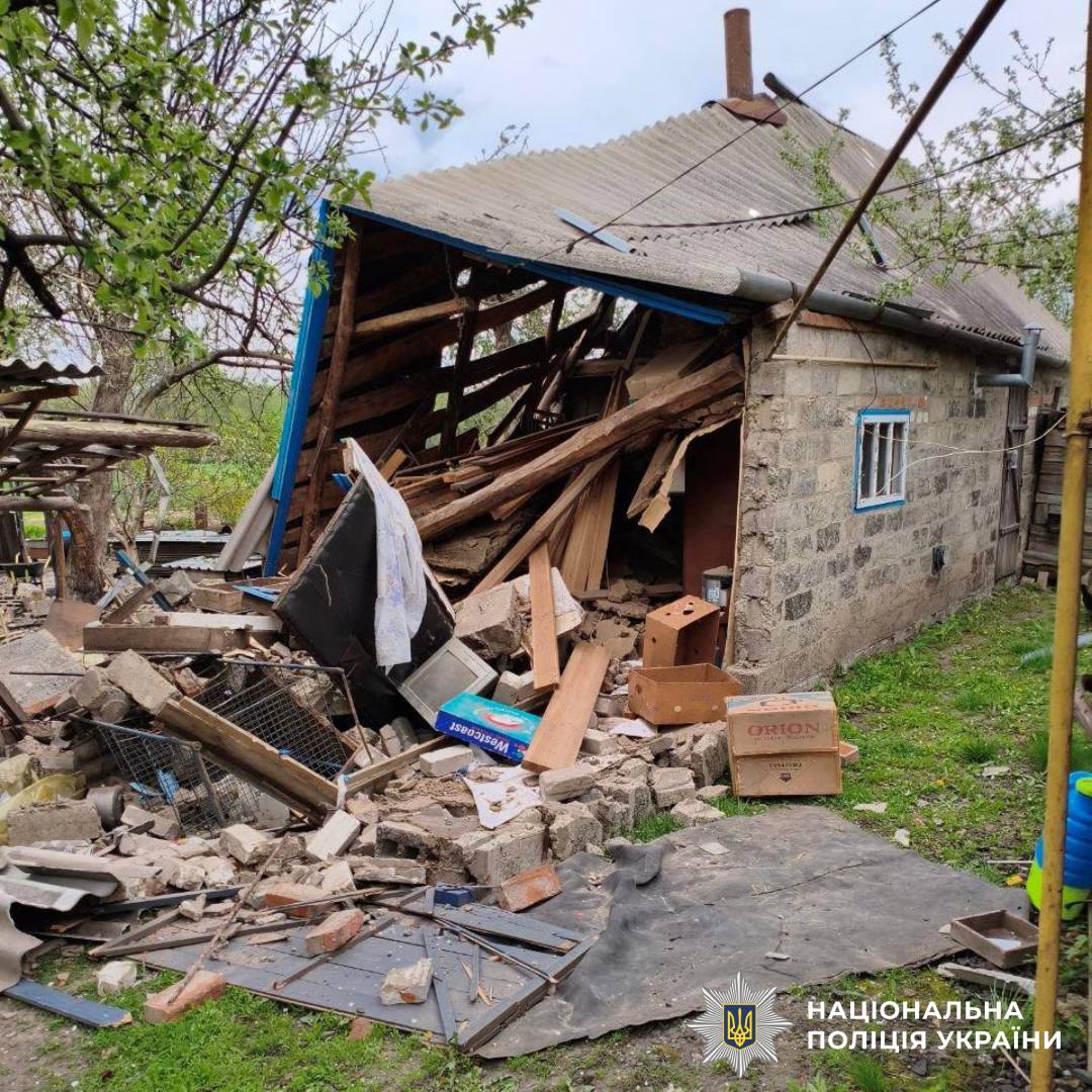 На фото зображено наслідки ворожого обстрілу