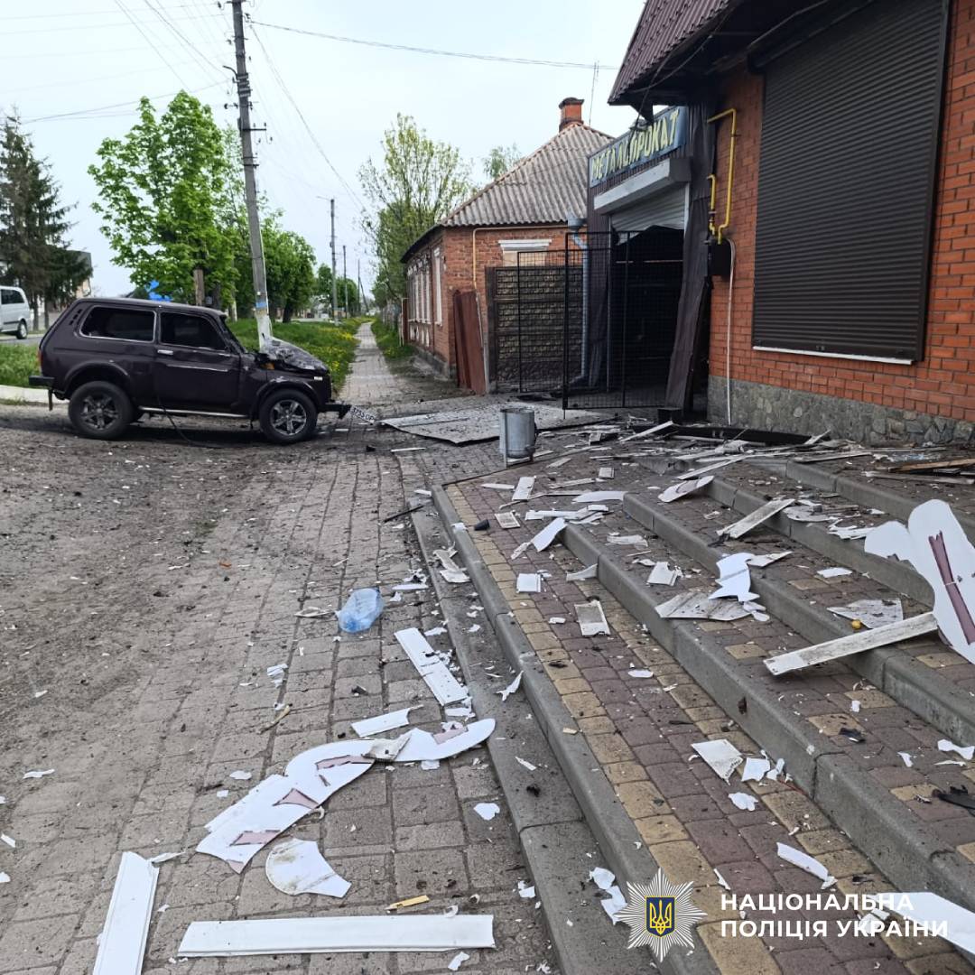 На фото зображено наслідки ворожого обстрілу