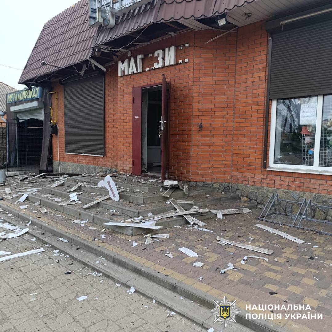 На фото зображено наслідки ворожого обстрілу
