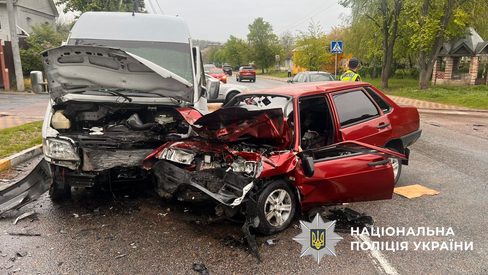 На фото понівечені автомобілі.