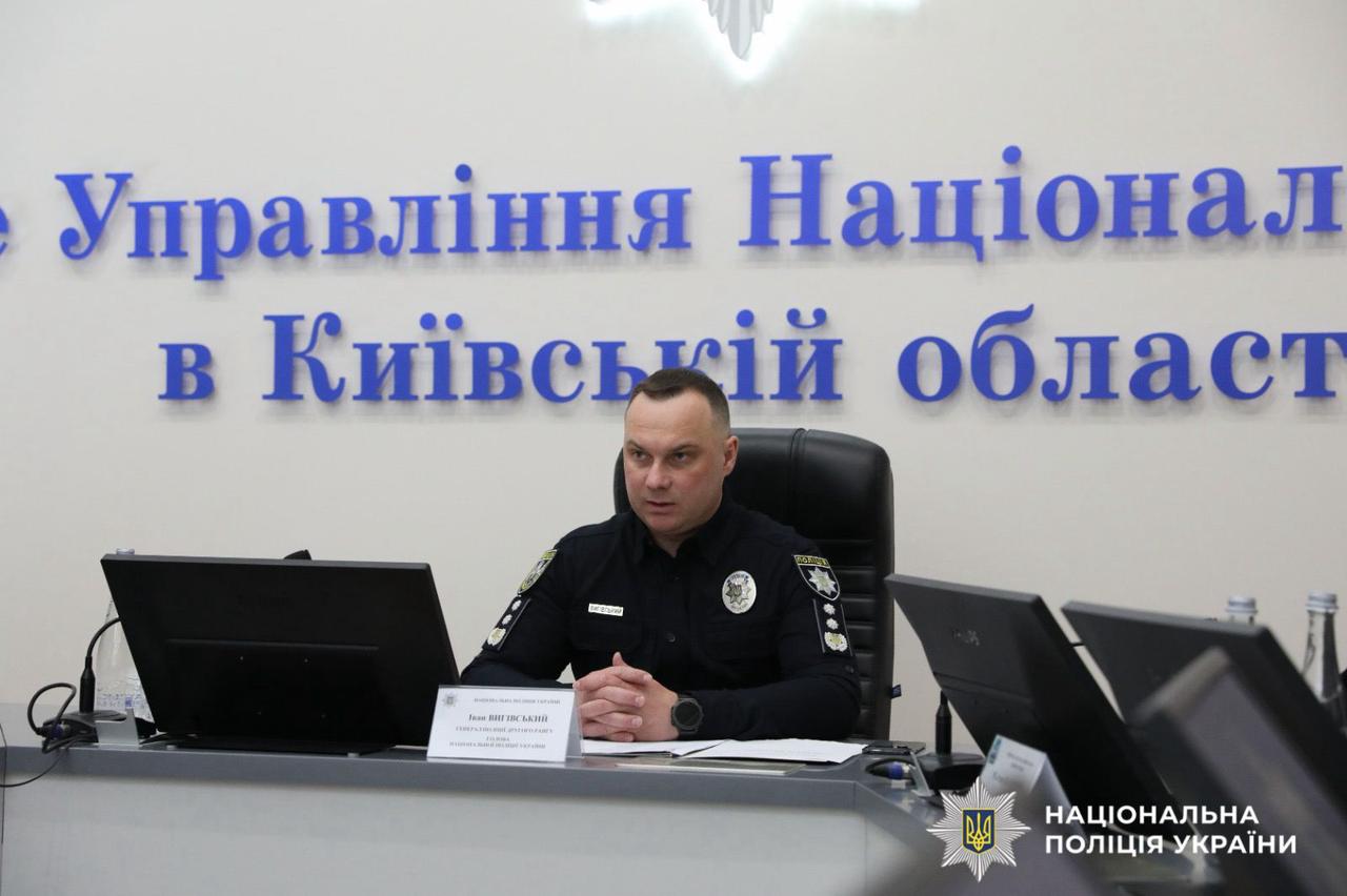 На фотографії зображено Голову Нацполіції України Івана Вигівського, який представив нового очільника поліції Київщини.