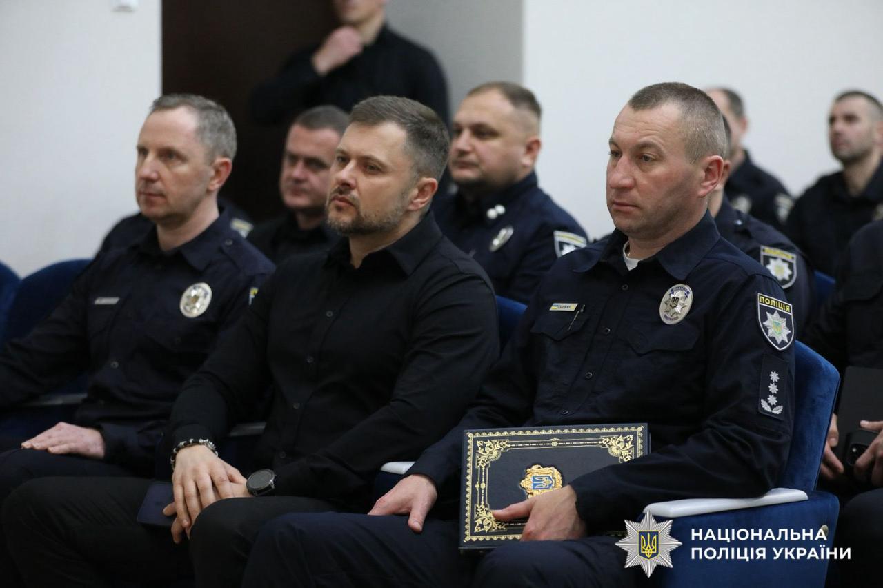 На фотографії зображено правоохорнців, які присутні на представленні нового очільника поліції Київщини.