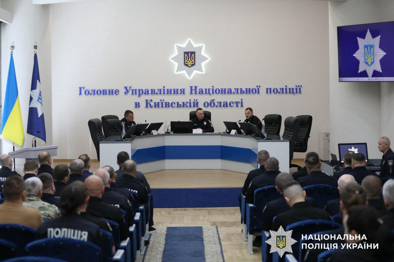 На фотографії зображено Голову Нацполіції України та інших присутніх на представленні нового очільника поліції Київщини.
