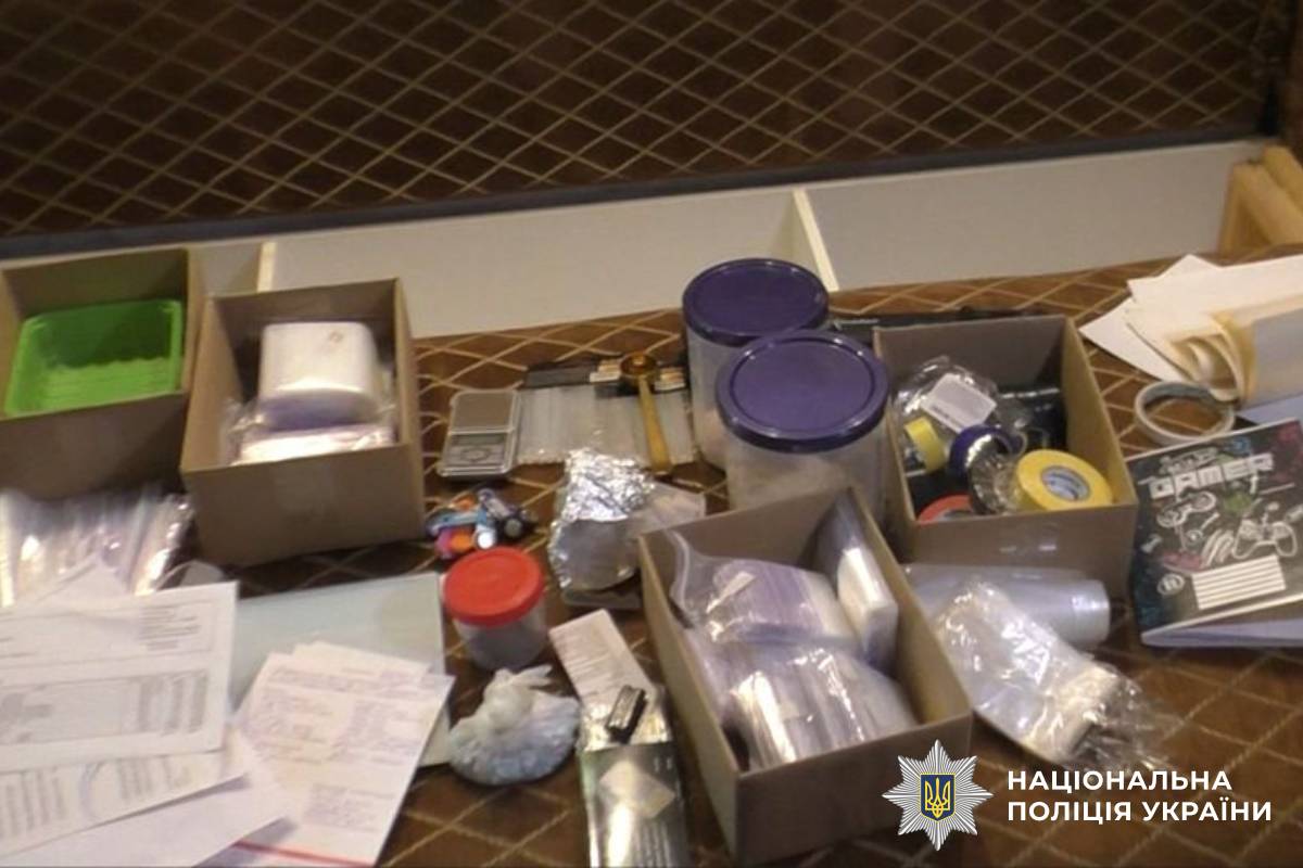 Наркобізнес у посилках: поліцейські Слобідського району міста Харкова викрили жінку-наркокур’єра