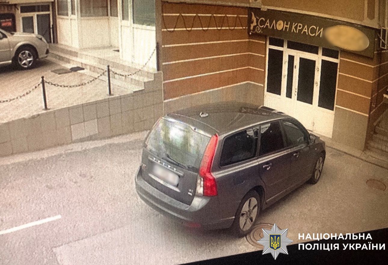 На фотографії зображено приміщення одного з багатоквартирних будинків, де під прикриттям салону краси функціонував незаконний гральний бізнес.