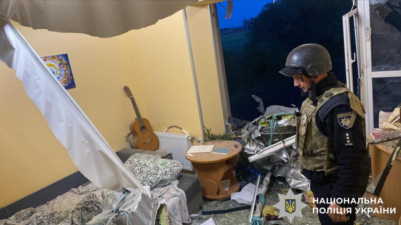 На фотографії зображено поліцейського Київської області, який документує наслідки атаки рф у області.