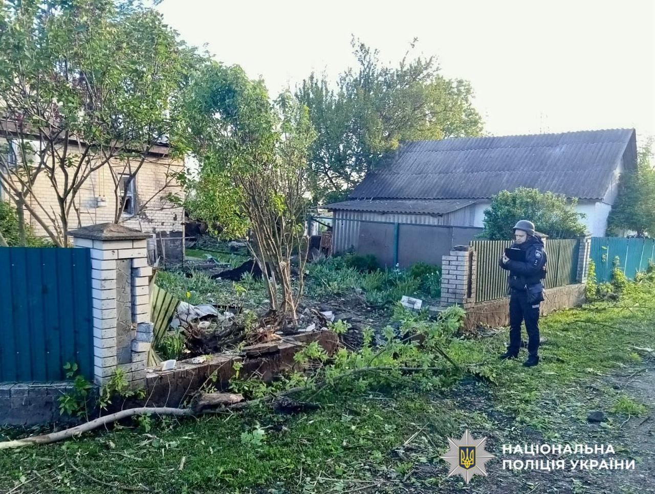 На фотографії зображено поліцейського Київської області, який документує наслідки атаки рф у області.