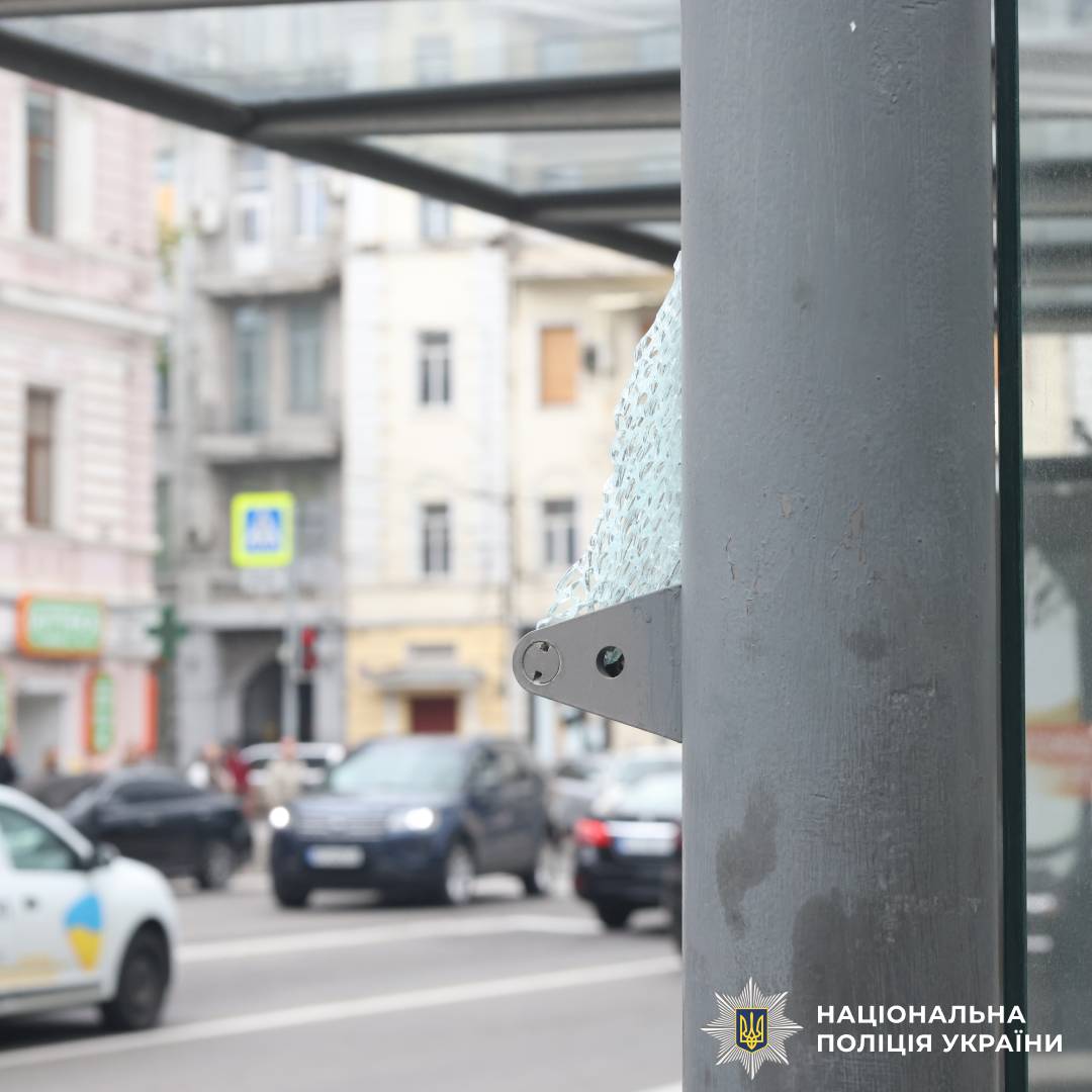 На фото зображені наслідки ворожого обстрілу