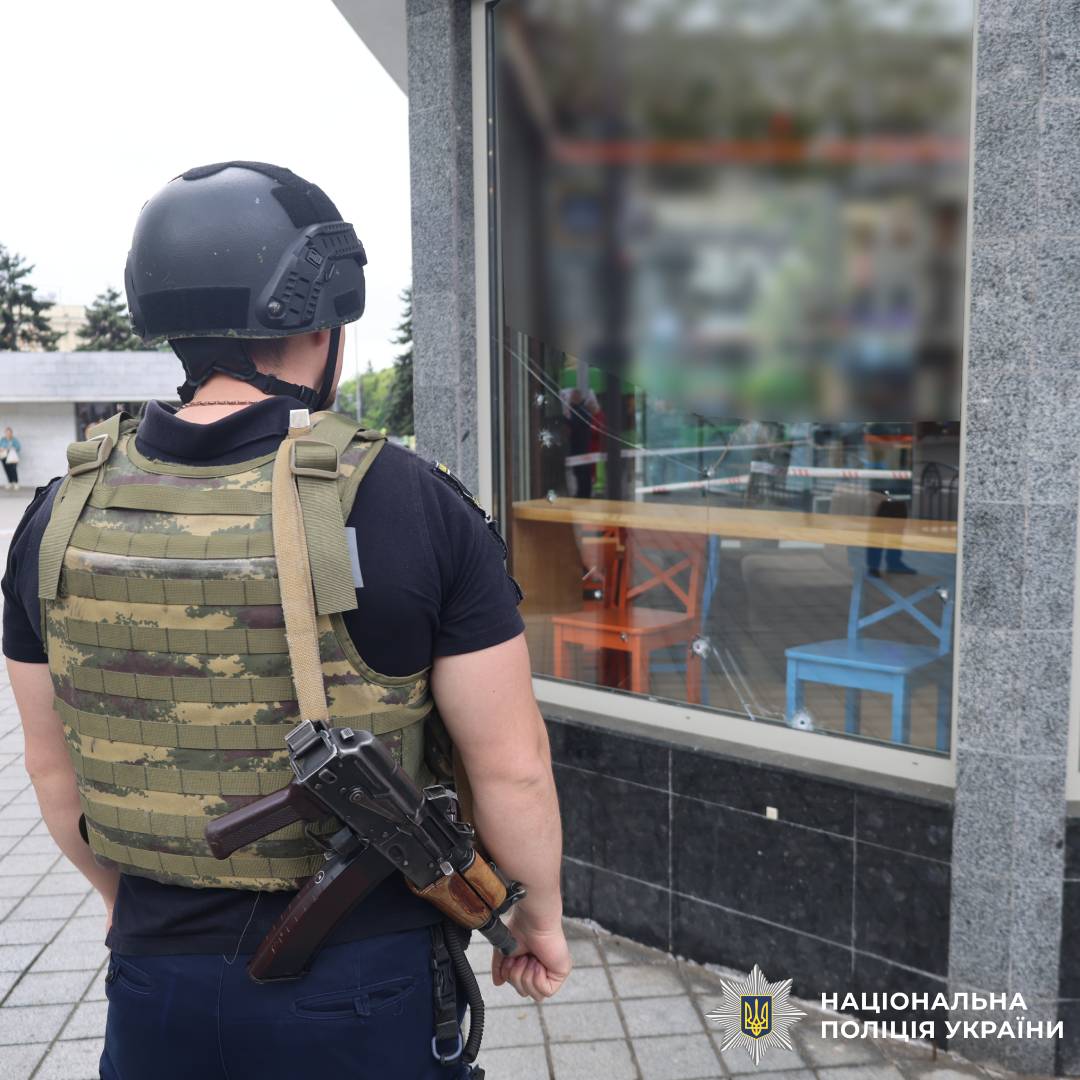 На фото зображені наслідки ворожого обстрілу