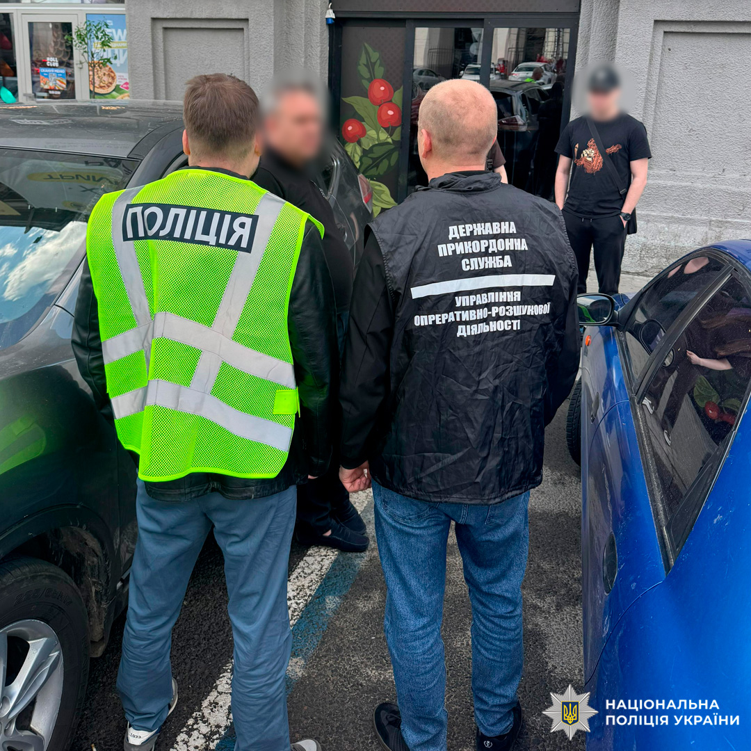 Поліція Харкова затримала зловмисника на одержанні 10 тисяч доларів за «вирішення питання» з мобілізацією
