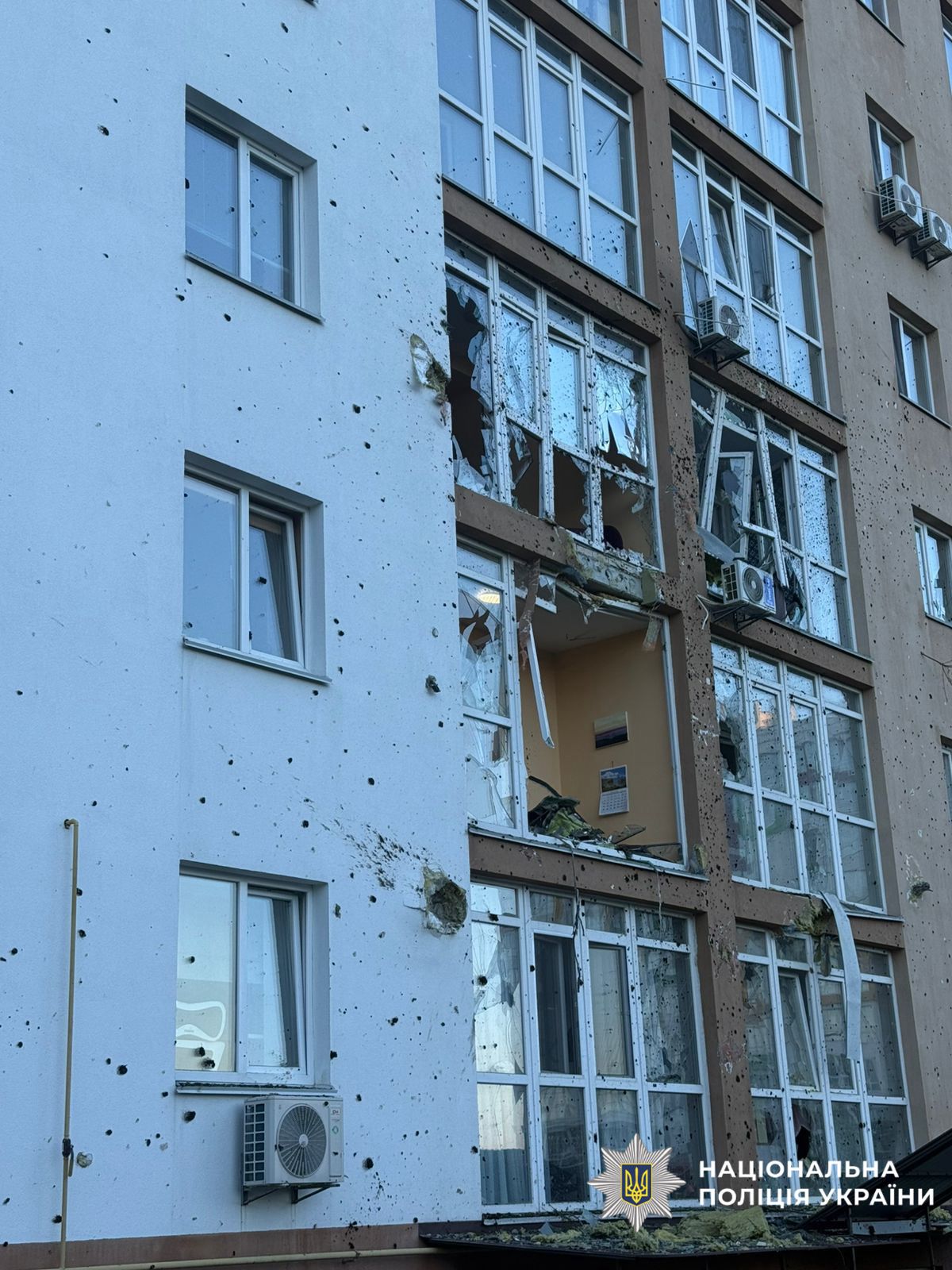 На фотографії зображено наслідки атаки у Київській області.
