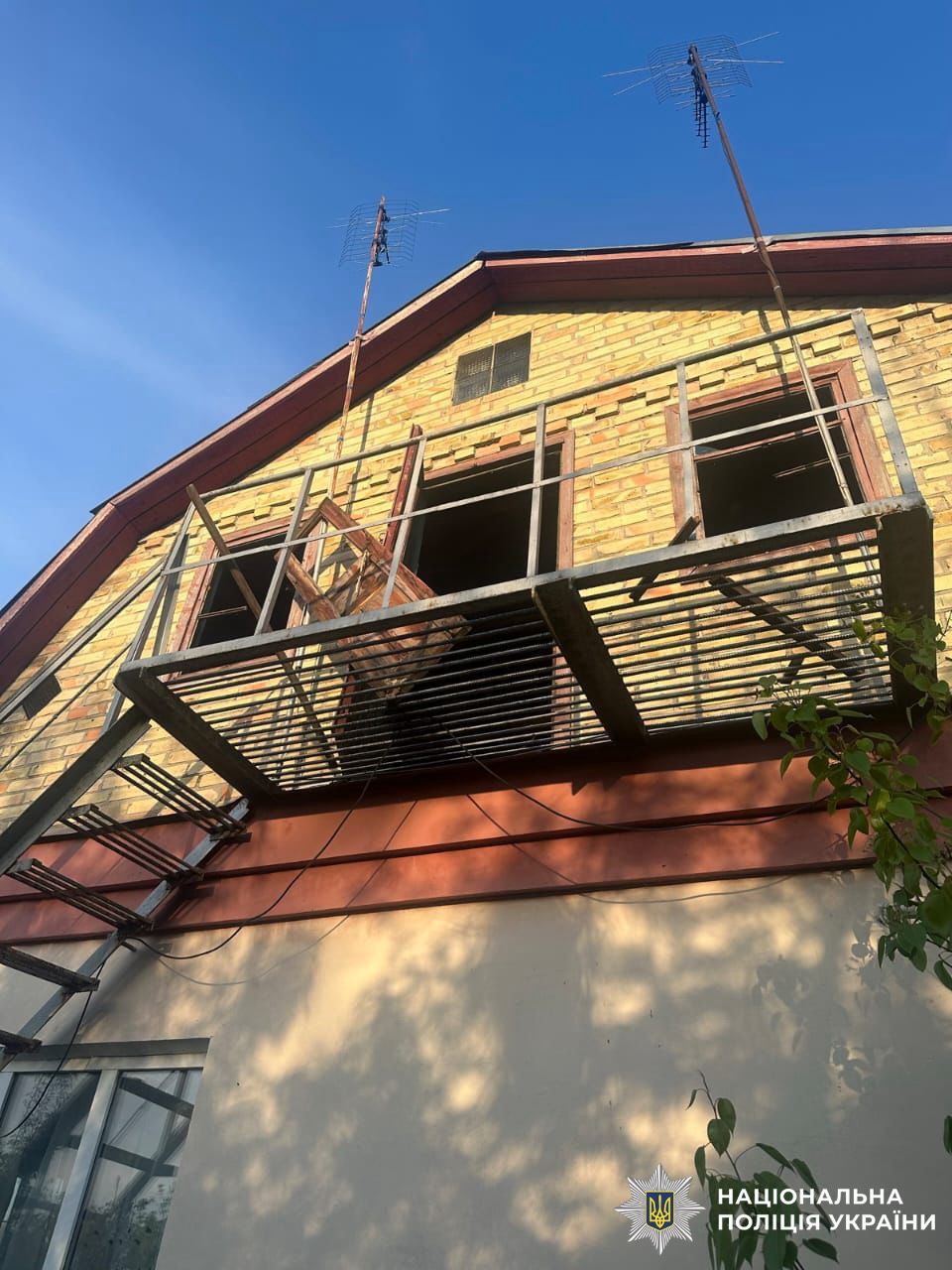 На фотографії зображено наслідки атаки у Київській області.