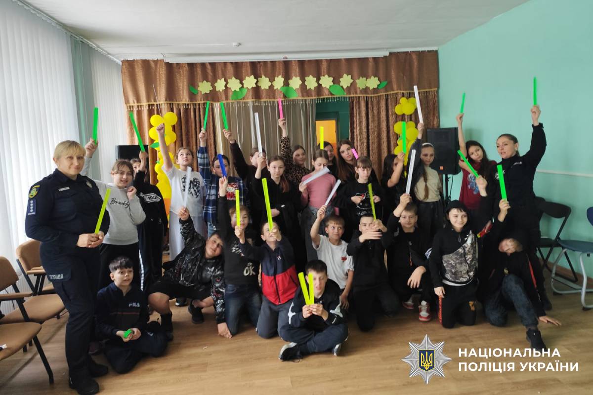 «Засвітись у темряві - подбай про власну безпеку»: поліція Валківщини провела профілактичні заходи для школярів