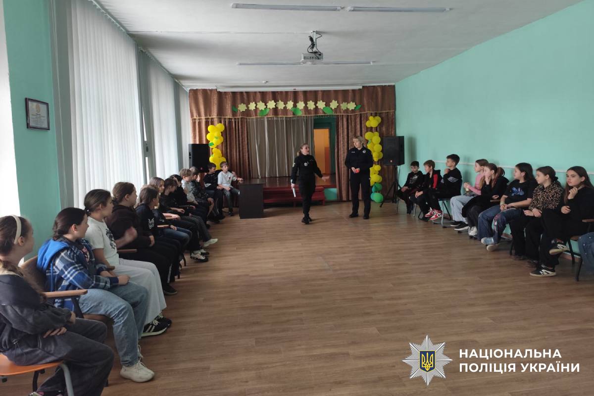 «Засвітись у темряві - подбай про власну безпеку»: поліція Валківщини провела профілактичні заходи для школярів