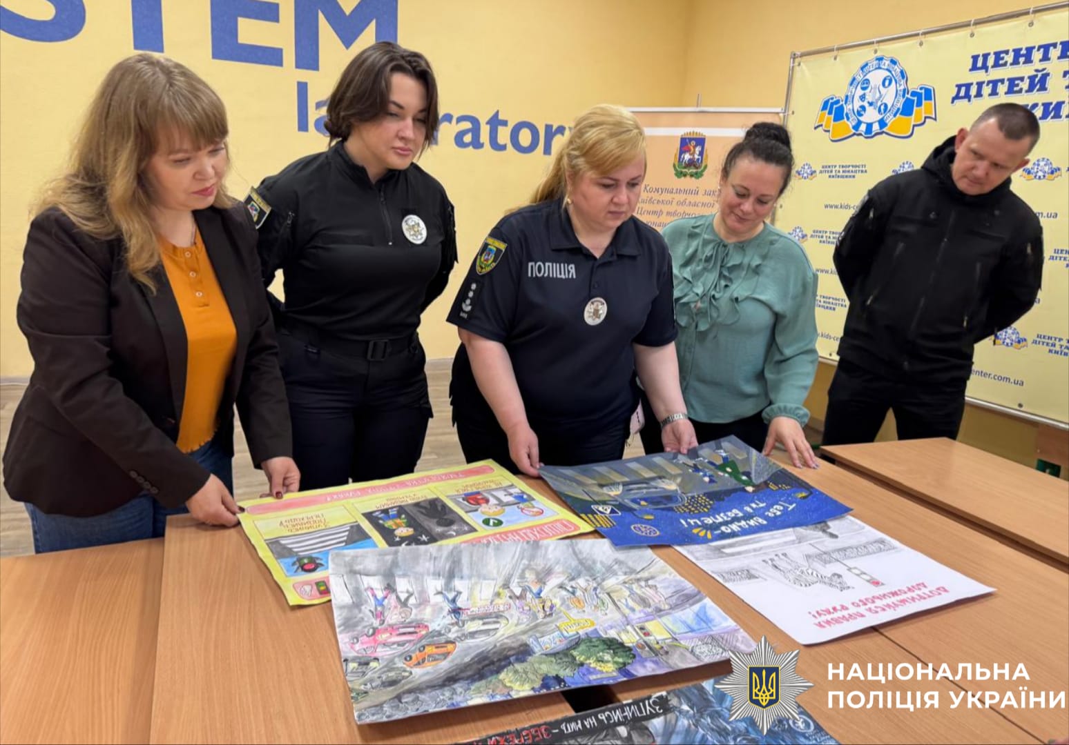 На фото члени журі під час розгляду та оцінювання малюнків.