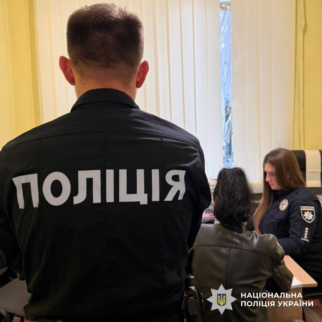 Слідчі Чугуївщини повідомили посадовиці підприємства про підозру у забруднені земель