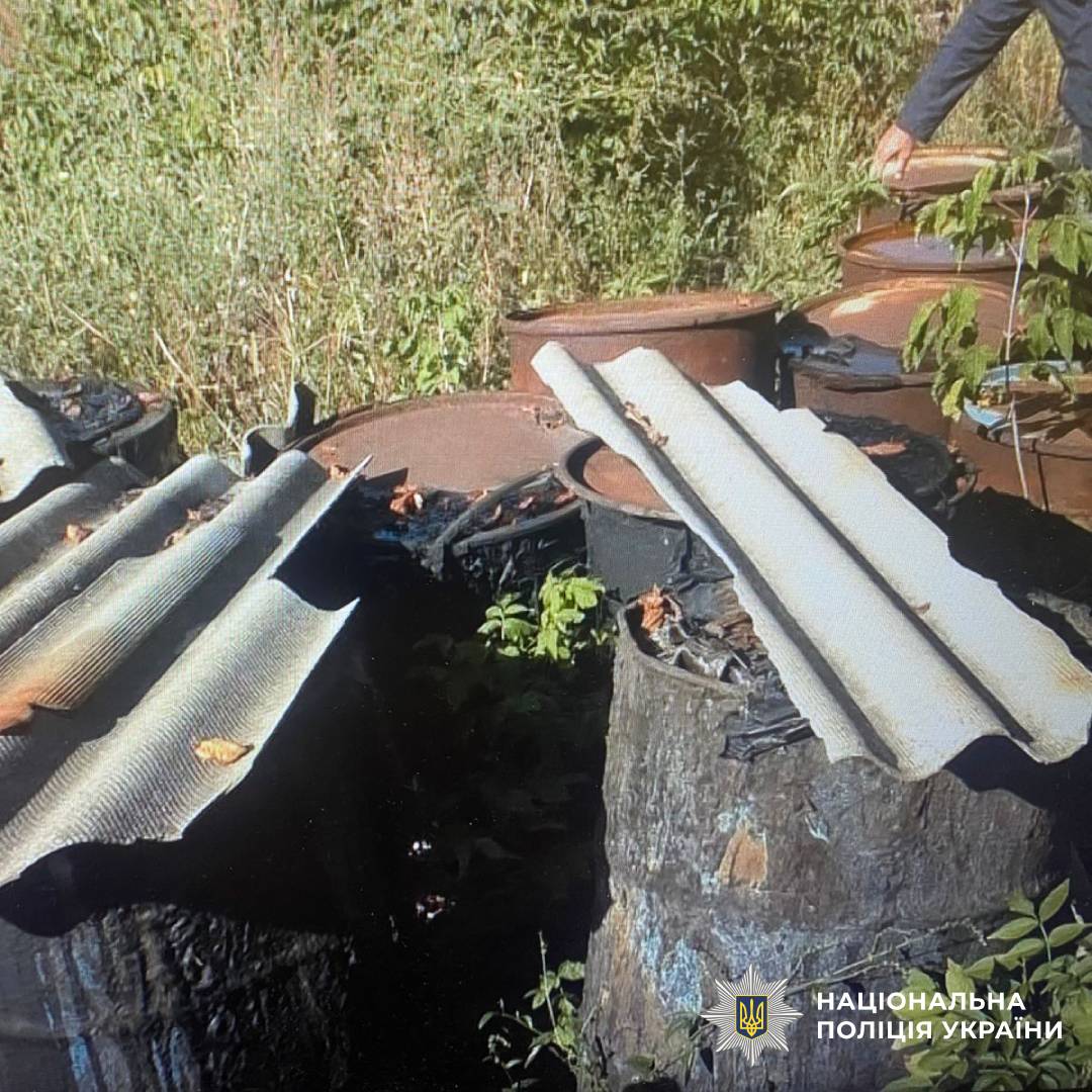 Слідчі Чугуївщини повідомили посадовиці підприємства про підозру у забруднені земель