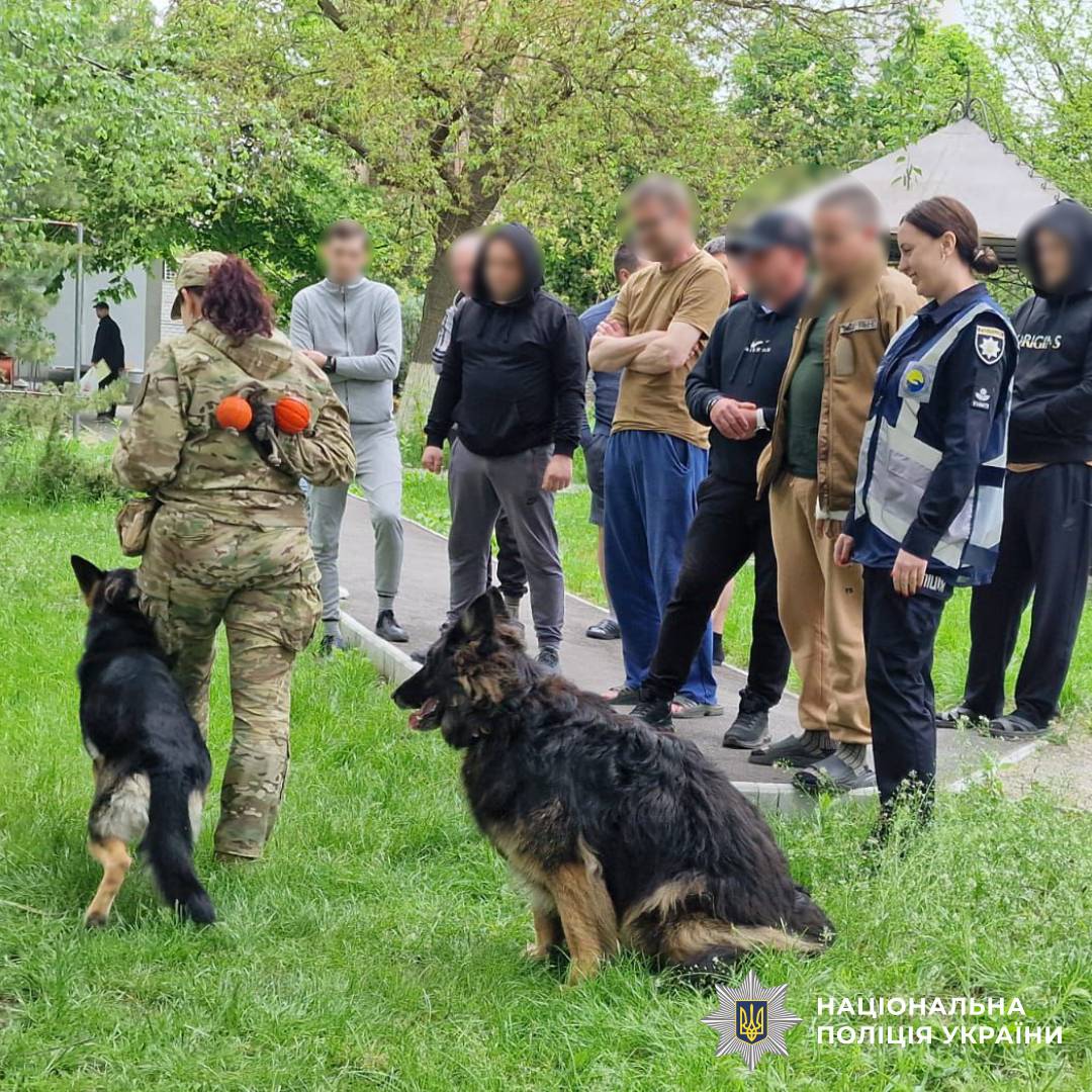 Психологи та кінологи поліції Харківщини провели каністерапію для поранених захисників, які нині проходять лікування та реабілітацію