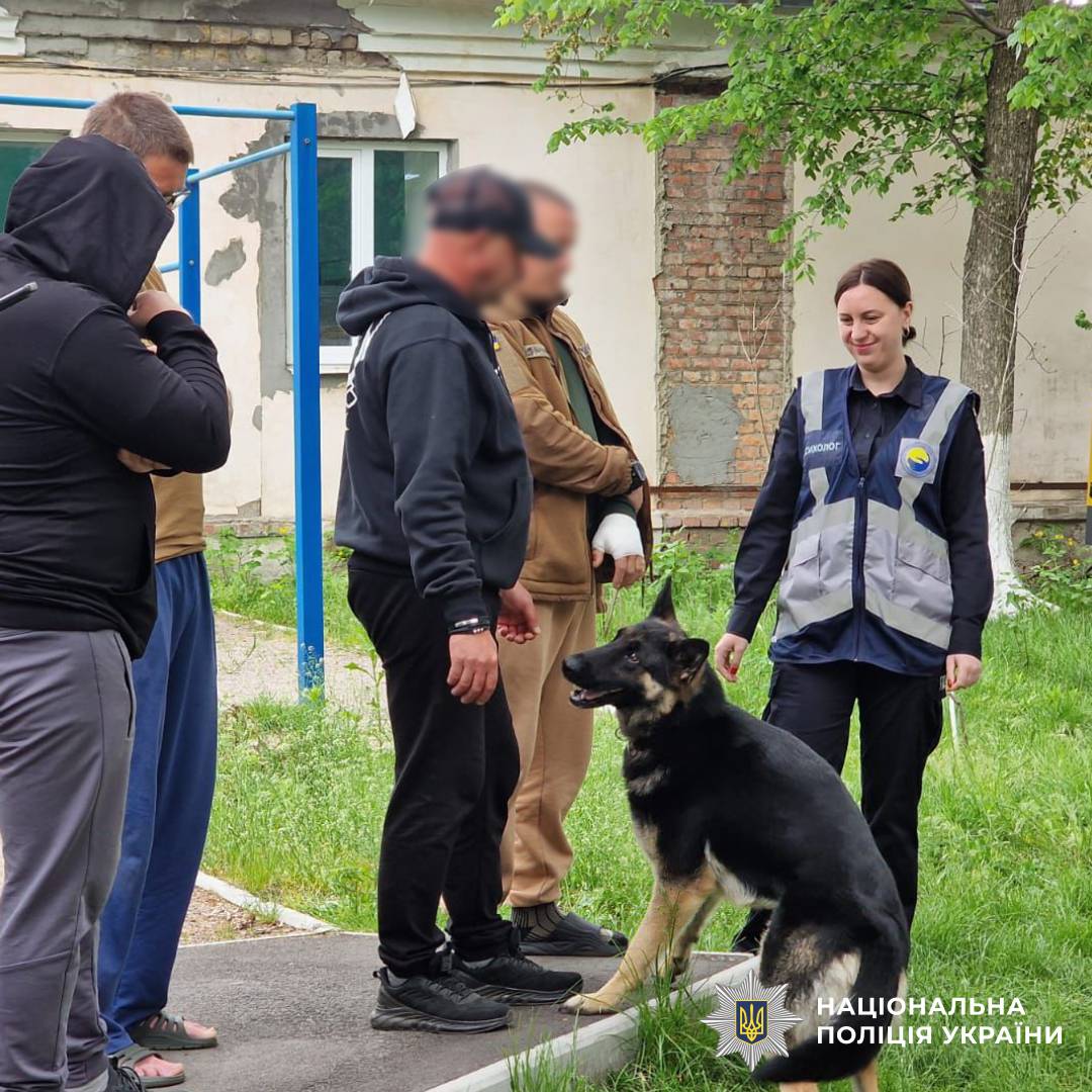 Психологи та кінологи поліції Харківщини провели каністерапію для поранених захисників, які нині проходять лікування та реабілітацію