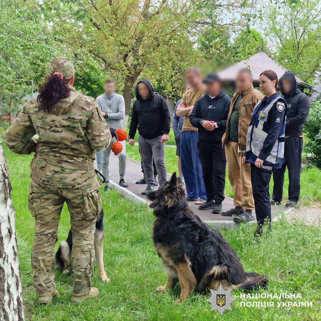 Психологи та кінологи поліції Харківщини провели каністерапію для поранених захисників, які нині проходять лікування та реабілітацію