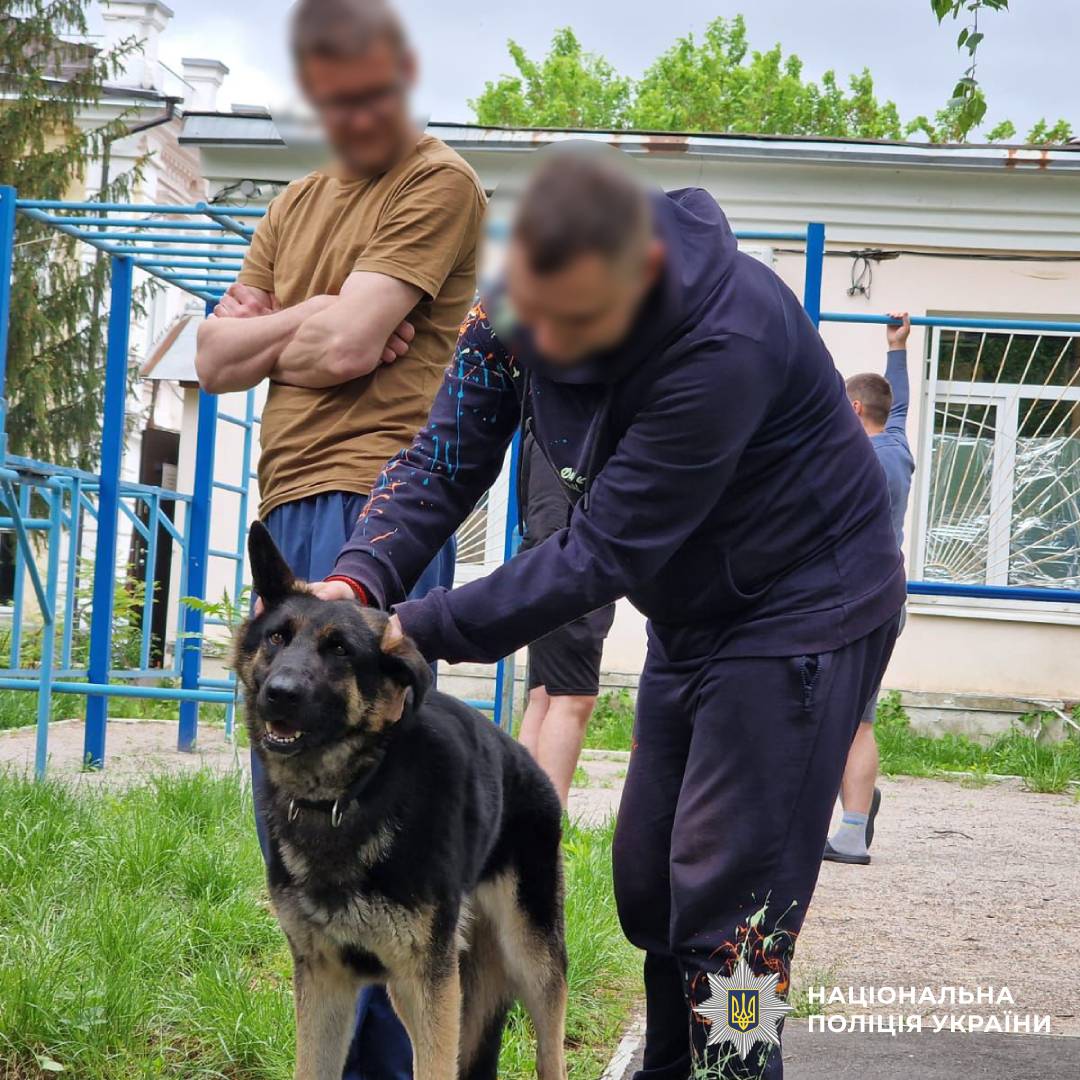 Психологи та кінологи поліції Харківщини провели каністерапію для поранених захисників, які нині проходять лікування та реабілітацію