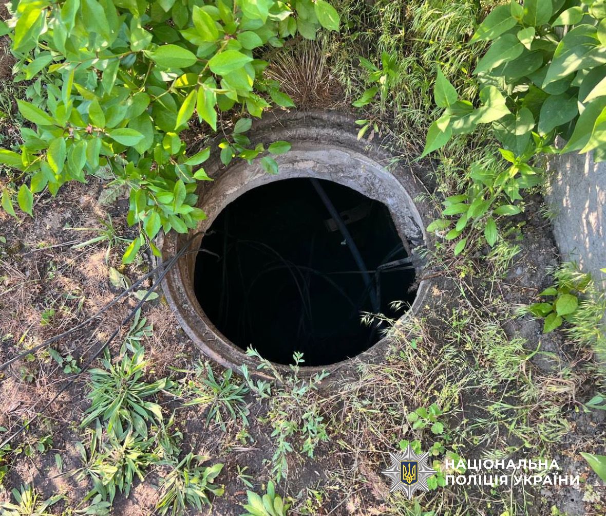 На фотографії зображено комунікаційний колодязь, з якого зловмисник викрав кабель зв'язку.