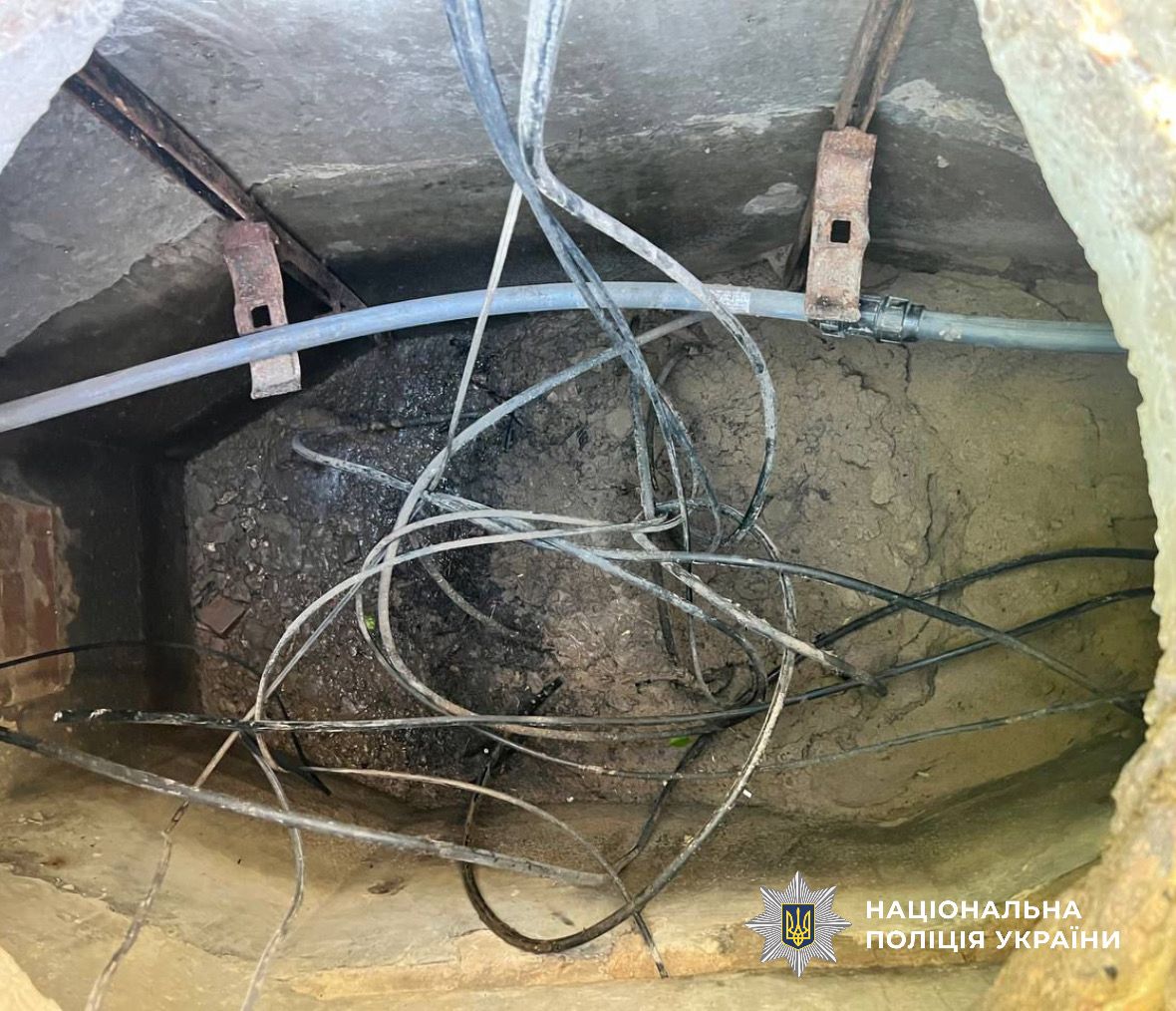 На фотографії зображено комунікаційний колодязь, з якого зловмисник викрав кабель зв'язку.