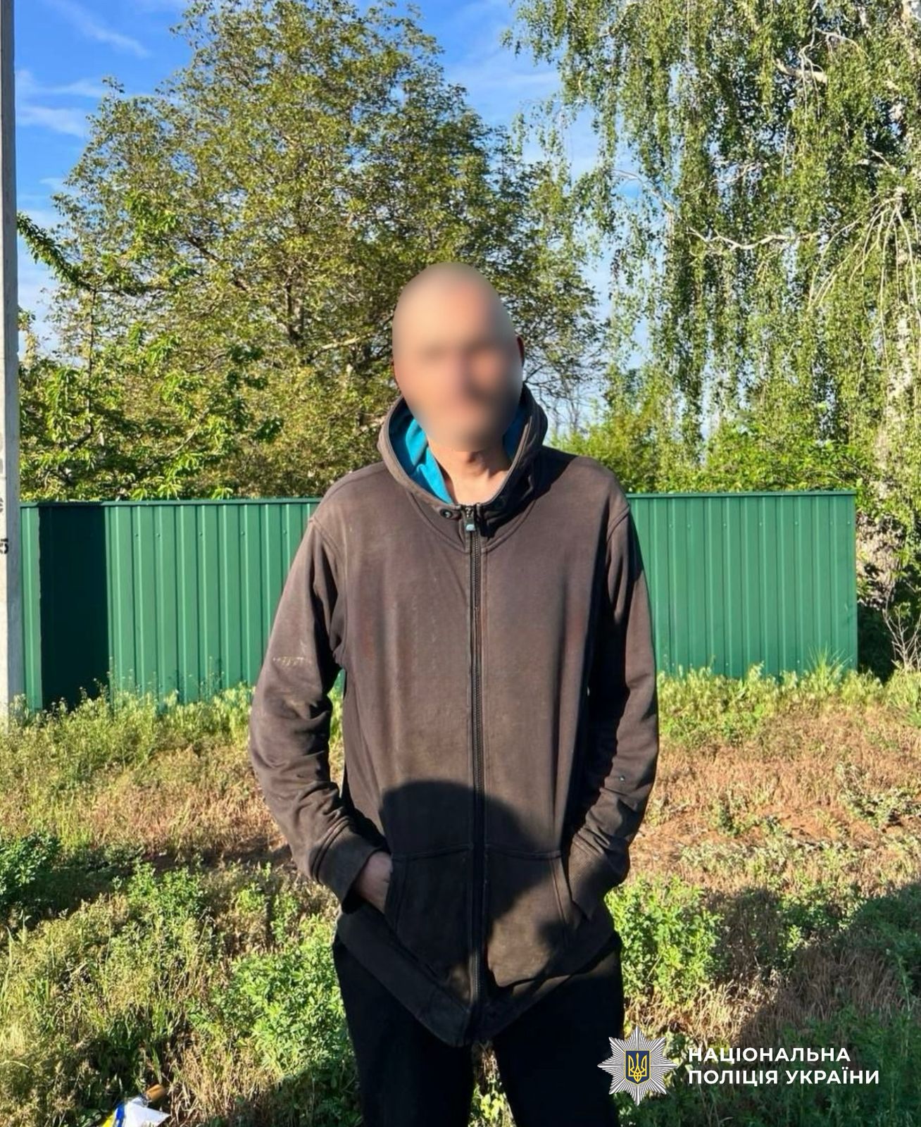 На фотографії зображено зловмисника, який викрав кабель електрозв’язку, що належить національній телекомунікаційній компанії «Укртелеком».