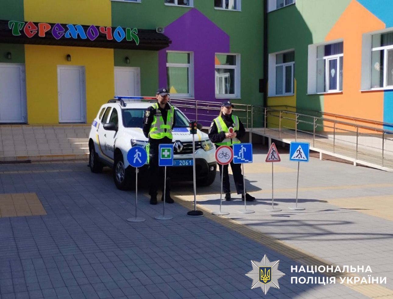 На фотографії зображено ювенальних поліцейських Бучанського районного управління поліції, які провели пізнавально-профілактичні заходи для учнів.