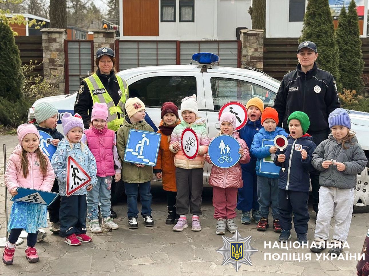 На фотографії зображено ювенальних поліцейських Бучанського районного управління поліції, які провели пізнавально-профілактичні заходи для учнів.
