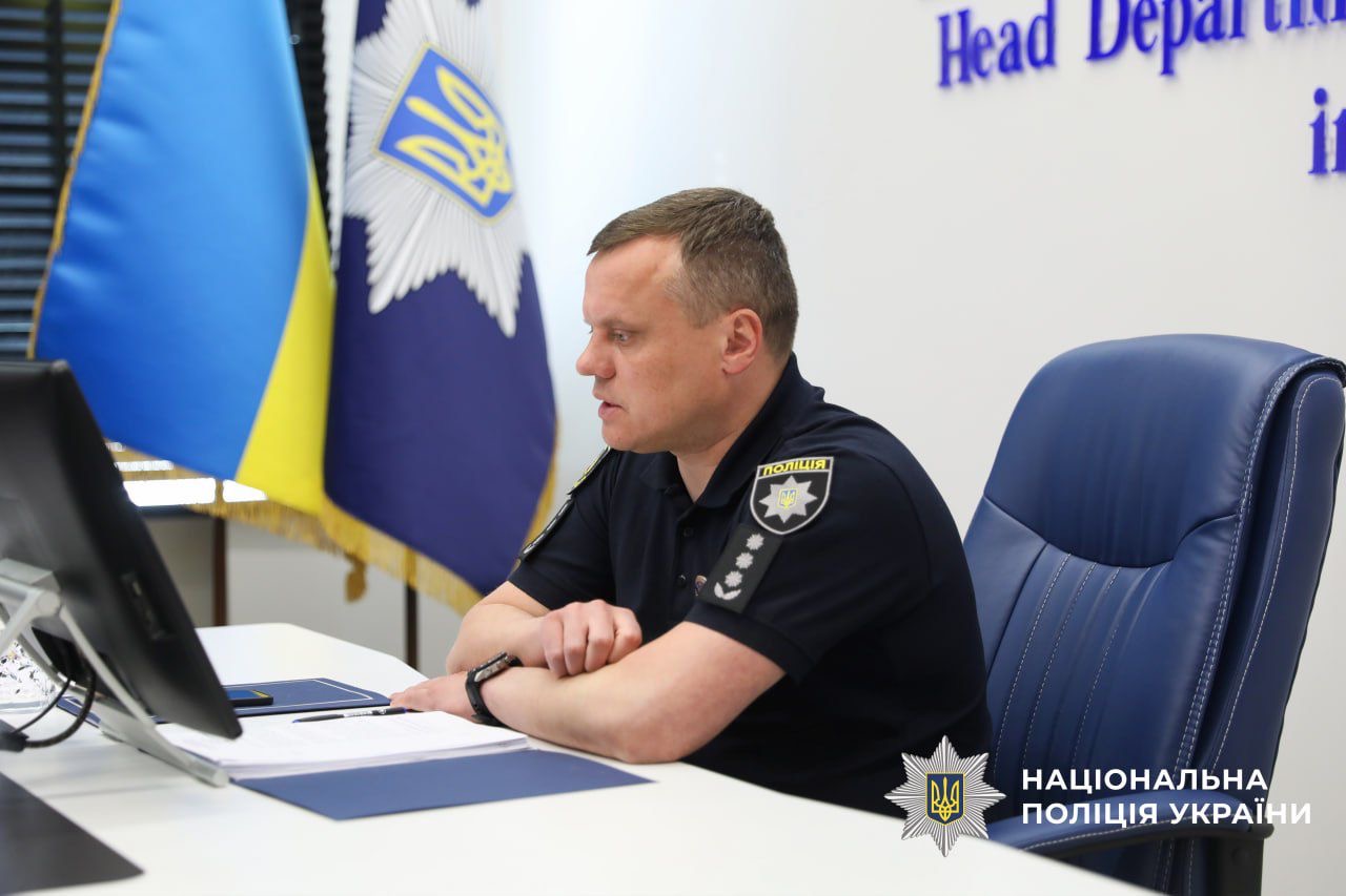 На фото зображений керівник поліції