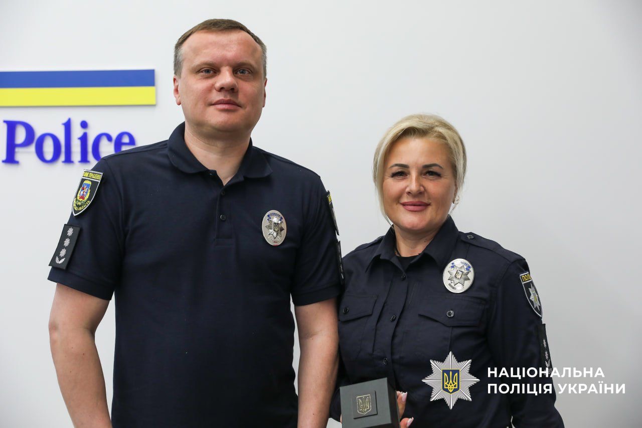 На фото зображений керівник поліції та нагороджувана