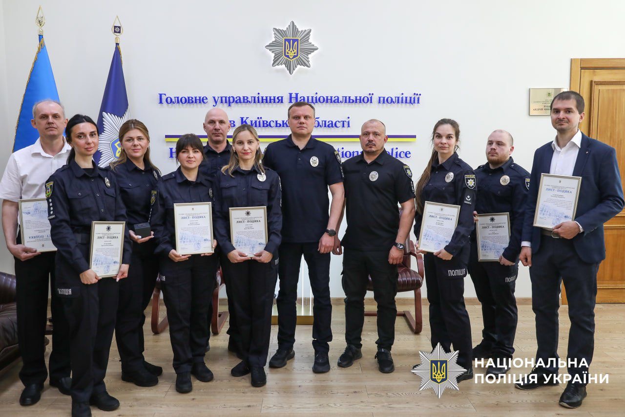 На фото зображений особовий склад аналітики