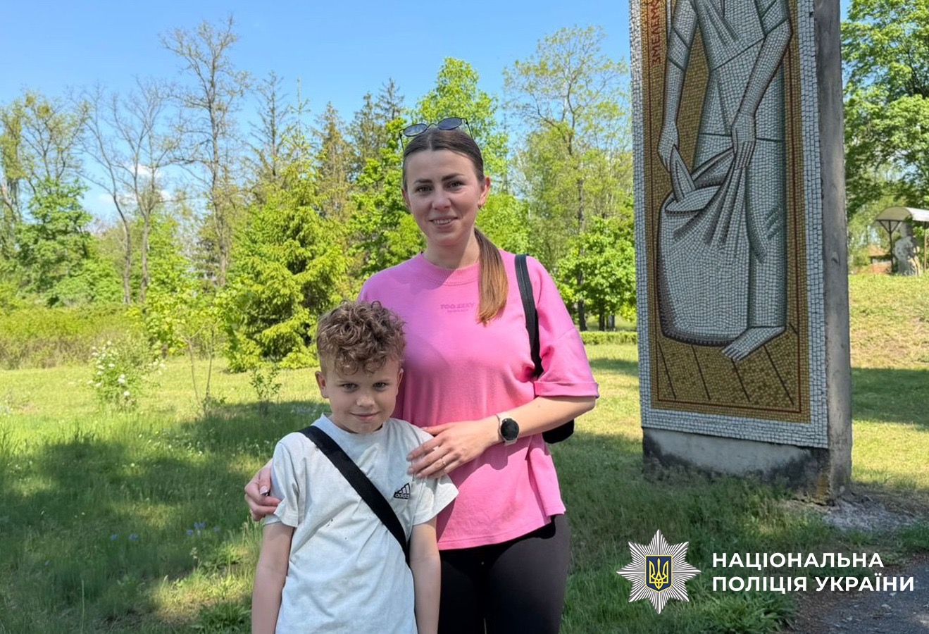 На фото зображена родина захисників