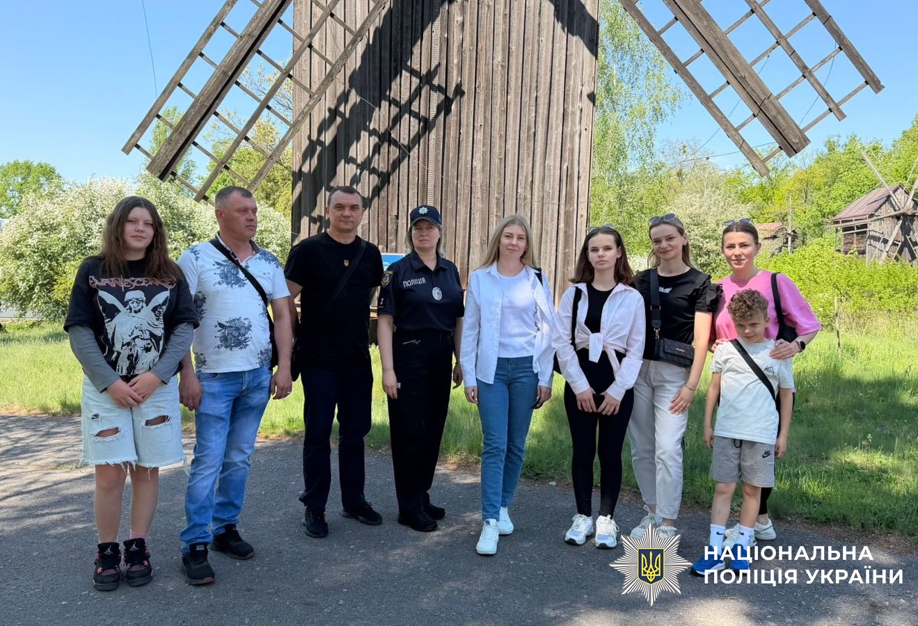На фото зображені родини захисників та поліцейські
