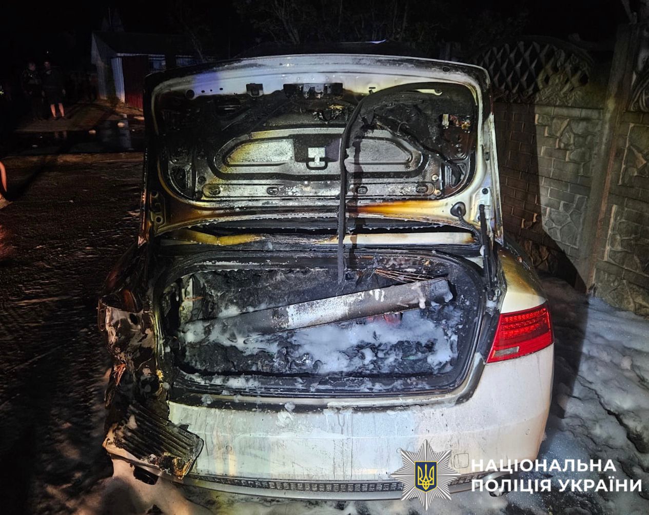 На фото зображено підпалений автомобіль.