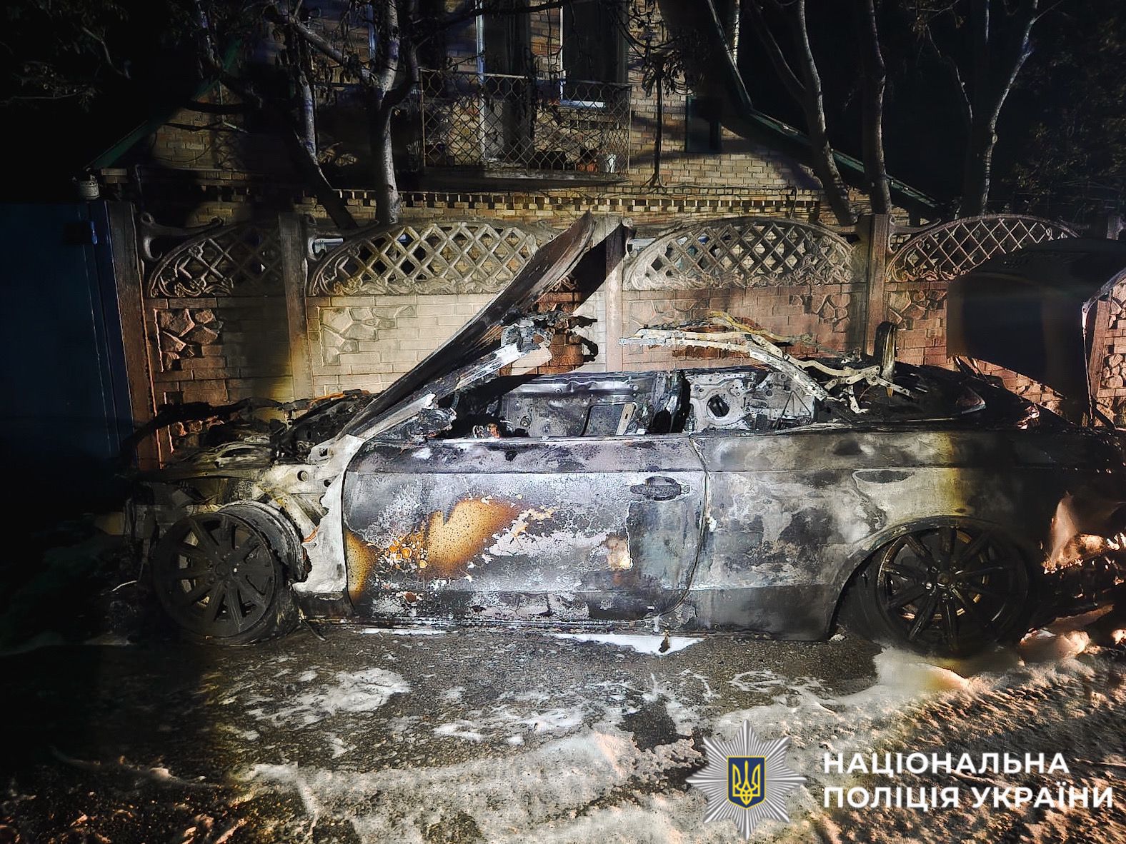 На фото зображено підпалений автомобіль.